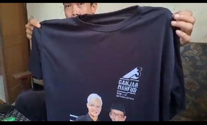Arahkan Warga Pilih Salah Satu Paslon dengan bagi kaos, Petugas KPPS di Purbalingga Dilaporkan  Tida