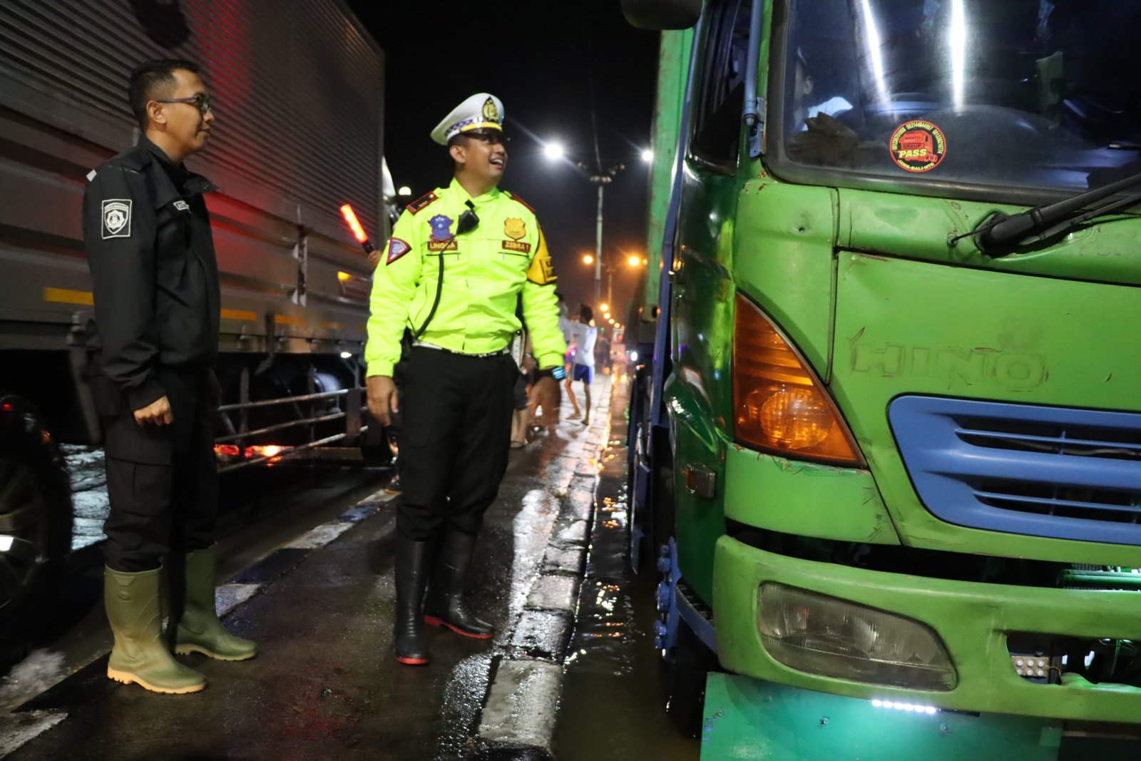MACET 13 KILOMETER SATLANTAS POLRES DEMAK LAKUKAN REKAYASA LALULINTAS 