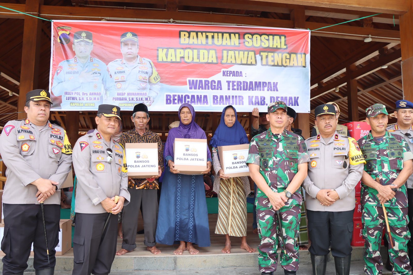 KAPOLDA JATENG  DAN PANGDAM IV DIPONEGORO KUNJUNGI KORBAN BANJIR DI DEMAK 