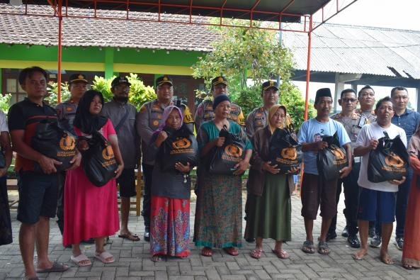POLRES DEMAK SALURKAN BANTUAN KORBAN BANJIR 