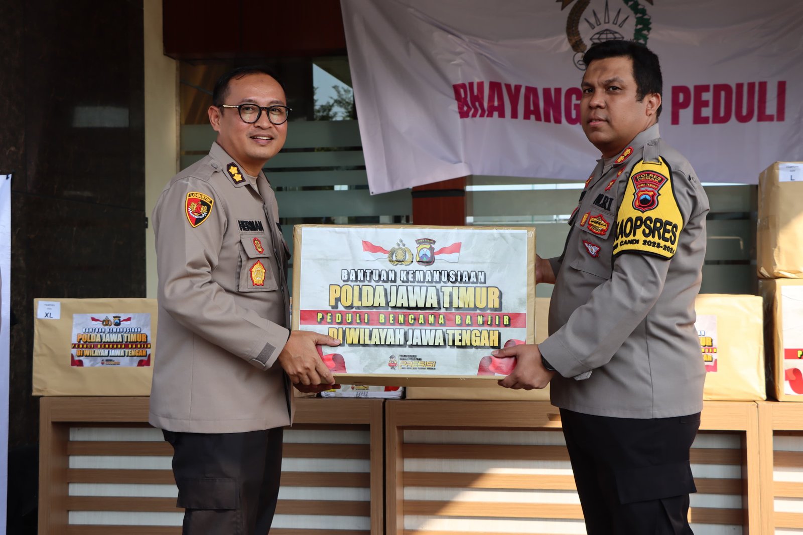 KAPOLRES DEMAK TERIMA BANTUAN DARI POLDA JATIM UNTUK KORBAN BANJIR 