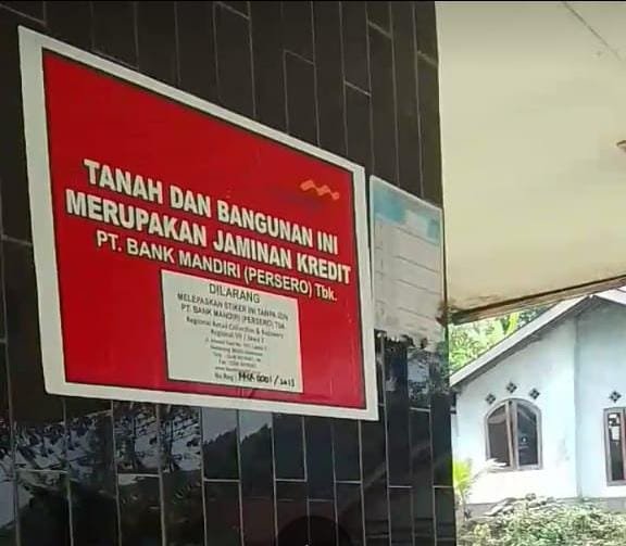 PARAH !! BANK MANDIRI MEMASANG PLAKAT DI AGUNAN DEBITUR KUR