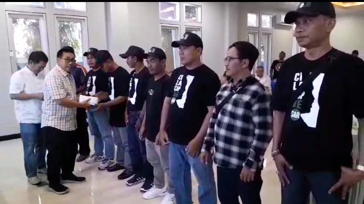 SYAMSUL AULIA RACHMAN BERSAMA DPC SQUAD NUSANTARA 89 CILACAP MENYALURKAN BANTUAN ACARA SEDEKAH LAUT