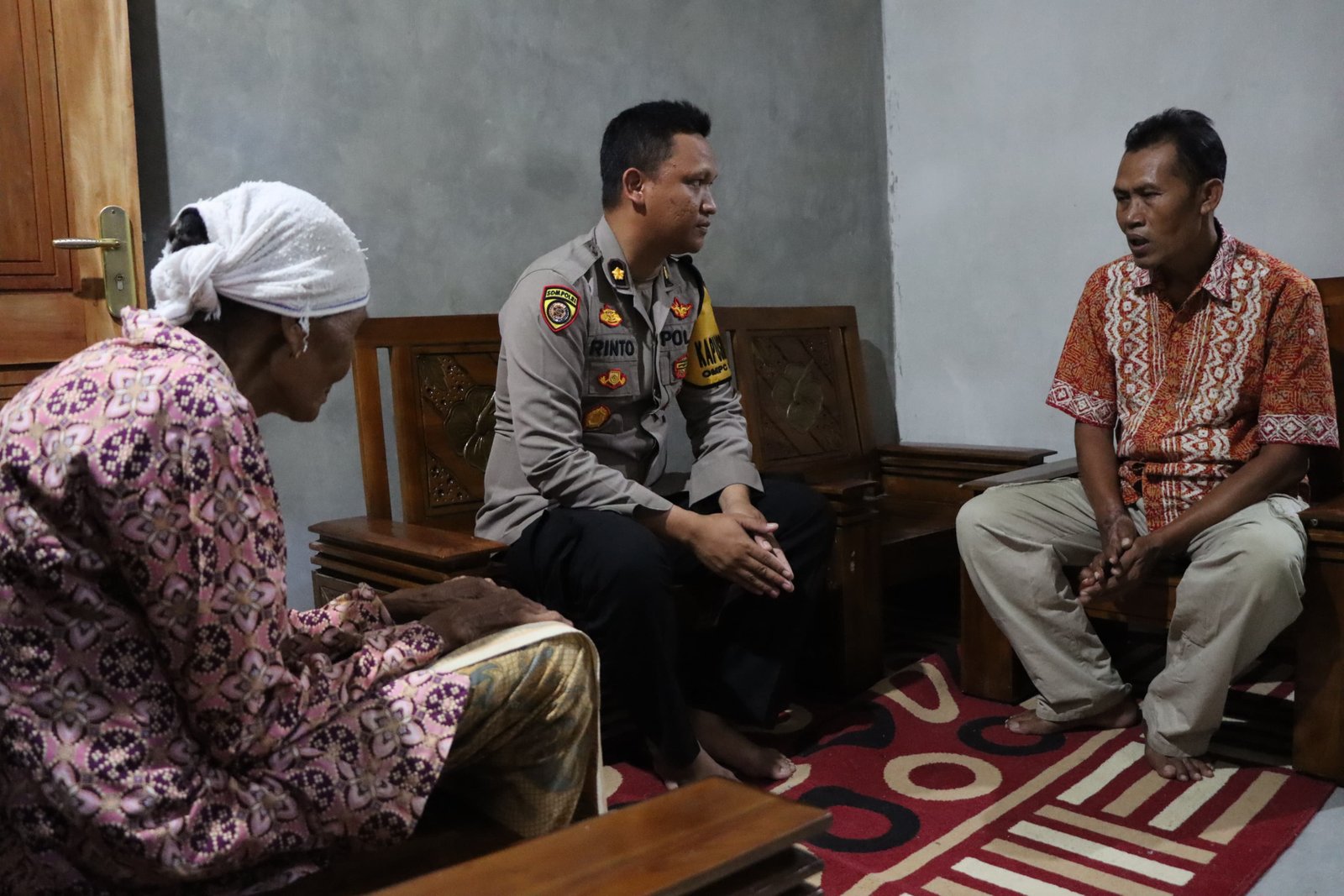 KAPOLRES DEMAK BERIKAN BANSOS ANGGOTA YANG SAKIT 