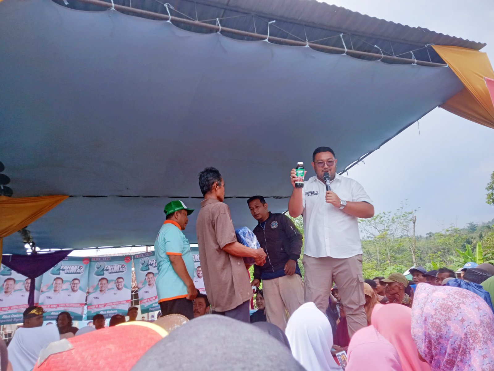 Luar biasa 1000 petani wanogara Wetan menerima Pupuk Organik Cair dari Squad Nusantara 