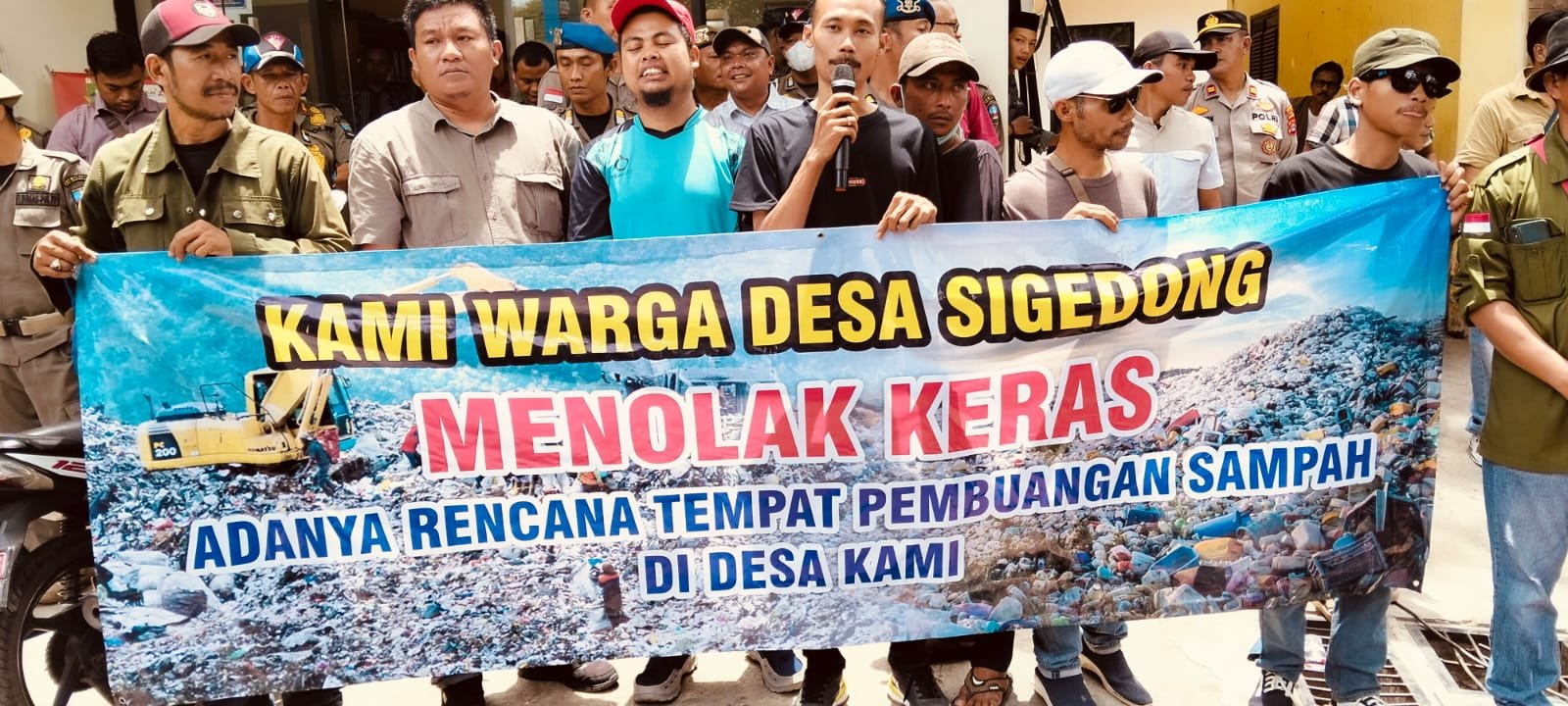 Masyarakat Sigedong adakan Aksi Demo Tolak Keras Pembangunan TPSA, Di kantor Kecamatan Mancak.