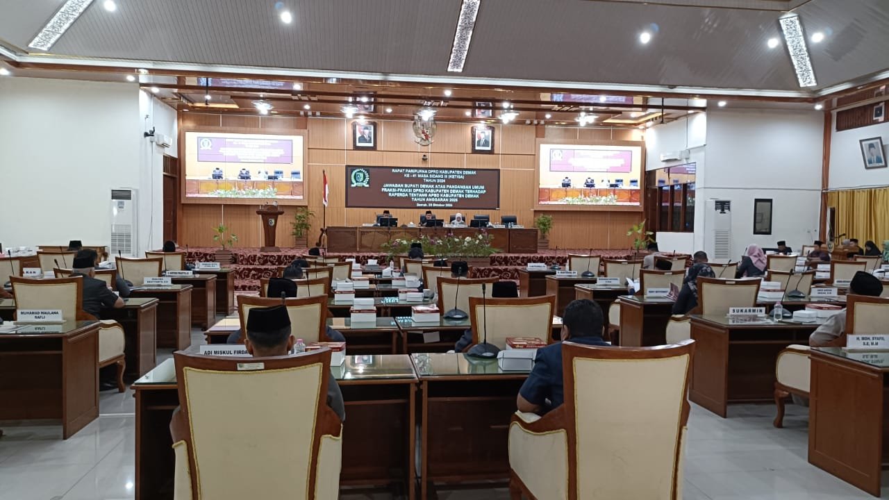 RAPAT PARIPURNA DPRD DEMAK KE 41 JAWAB BUPATI ATAS PANDANGAN UMUM FRAKSI