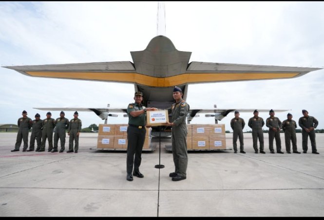 TNI Kerahkan Pesawat TNI AU Kirimkan Bansos Untuk Korban Erupsi Gunung Lewotobi Laki-Laki di NTT