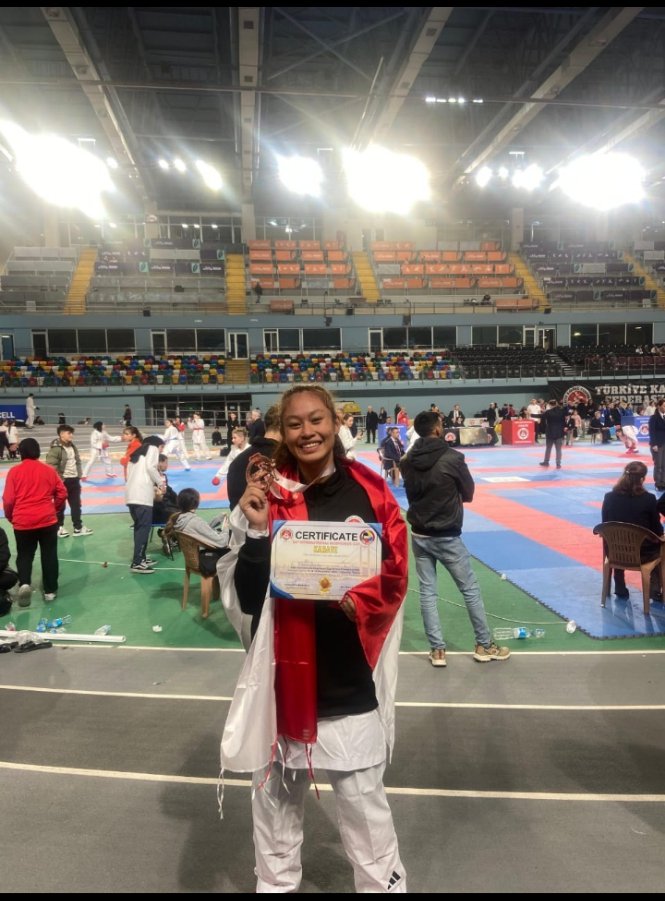 Putri Anggota Kodim Purbalingga Kibarkan Merah Putih di Istanbul Turki