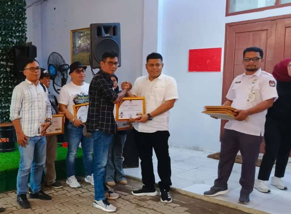 Afternoon Coffee Bersama Media, KPUD Lebak Berikan Piagam Penghargaan Kepada 18 Organisasi Pers