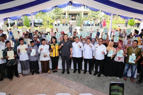 Menko AHY dan Wamen ATR-BPN Ossy Serahkan Setipikat Tanah untuk Warga Lebak