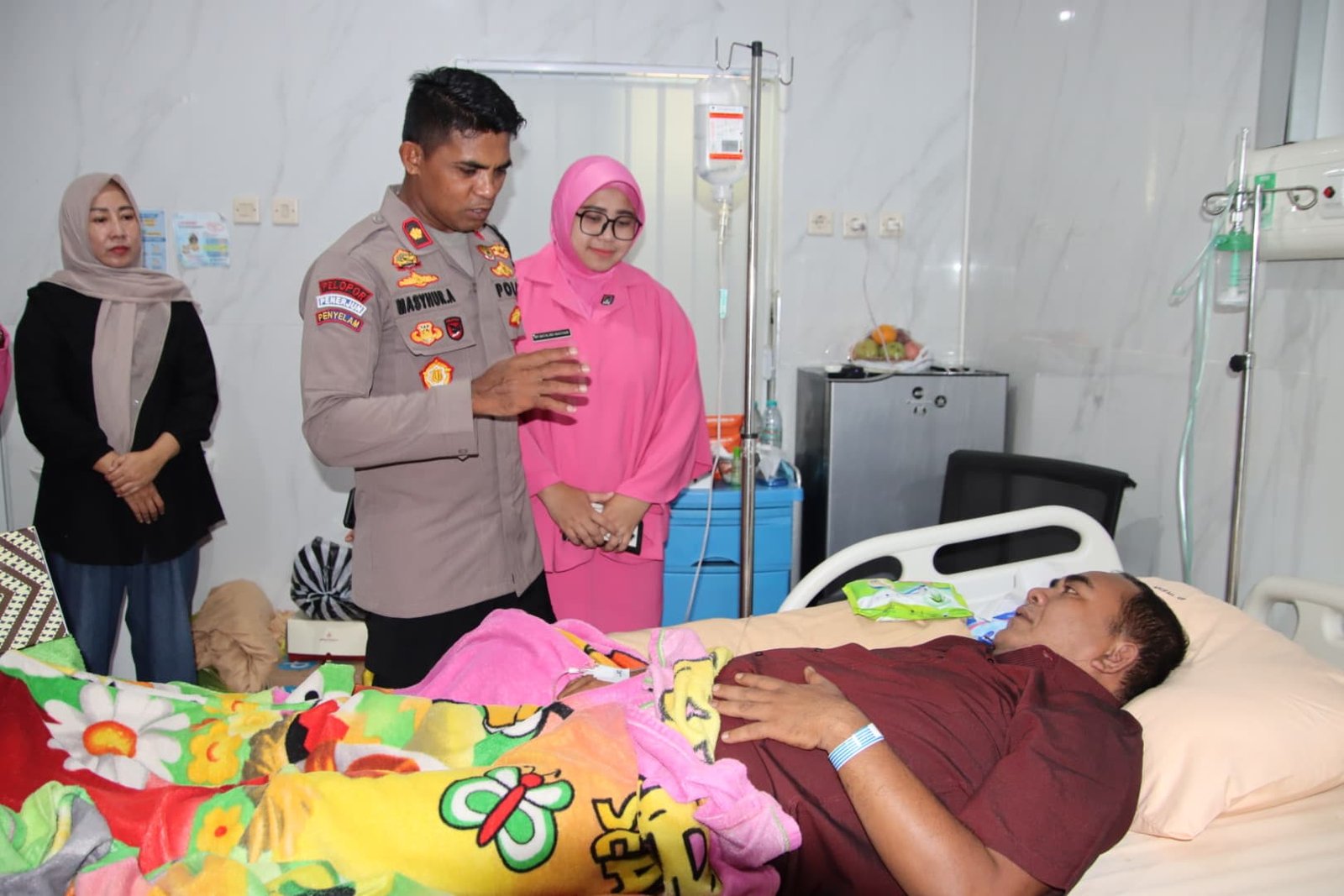 Wakapolres Sumenep Bersama PJU Dan Bhayangkari Jenguk dan Beri Semangat Anggota Yang Sakit
