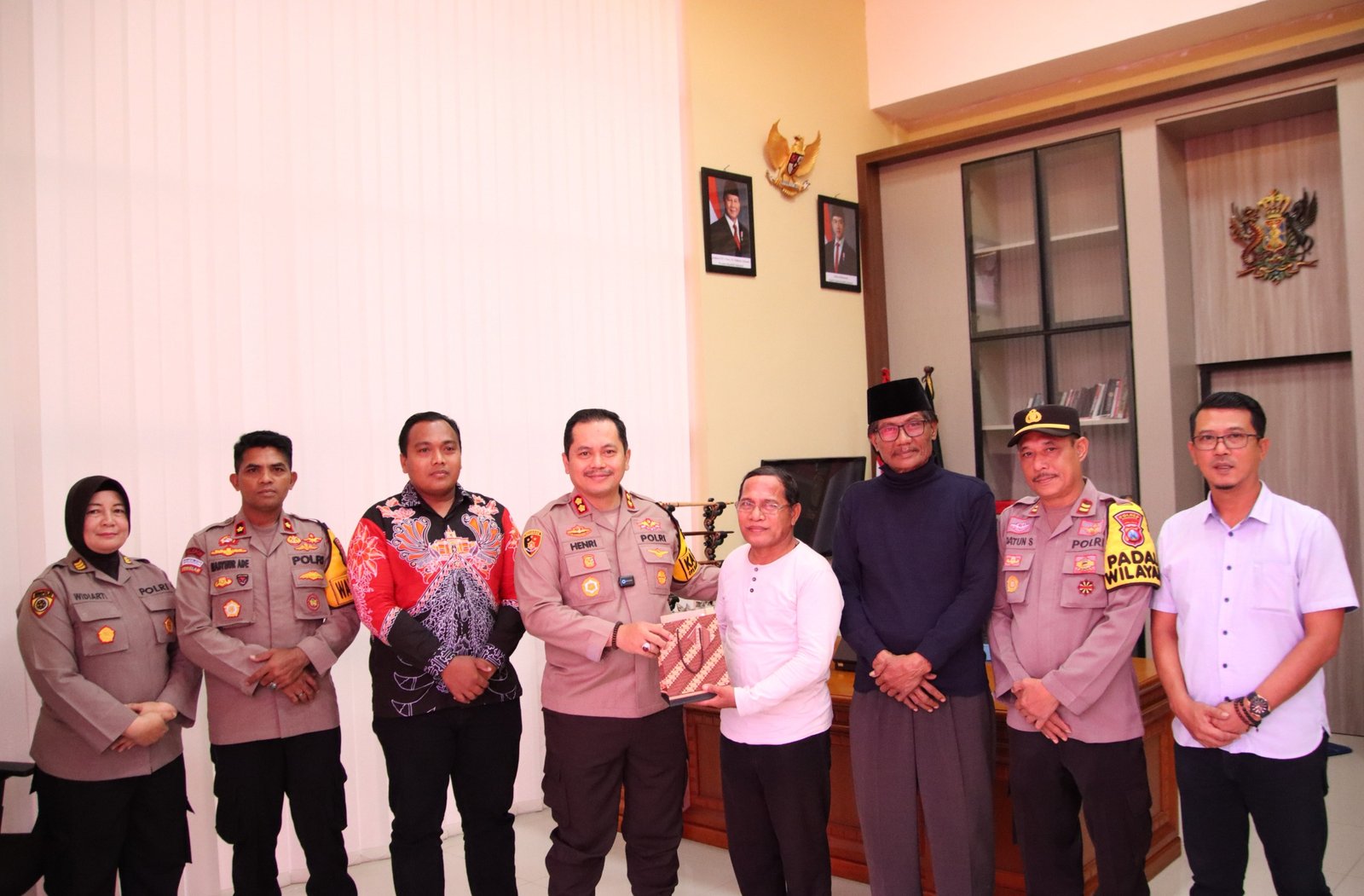 Respon Cepat, Kapolres Sumenep Beri Perlindungan dan Bantuan Kepada Guru Yang Sepeda Motornya di Bak