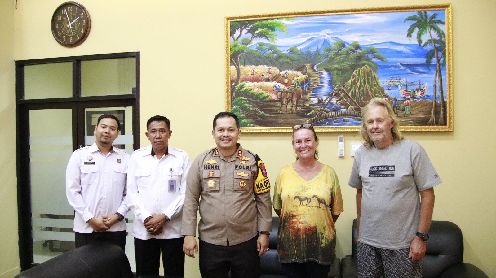 Kepedulian Kapolres Sumenep Kepada WNA Australia Yang Terdampar di Pulau Giliyang.