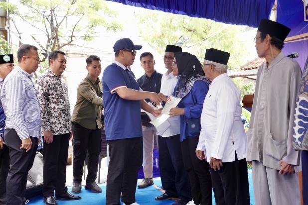 Menteri ATR - BPN Nusron Serahkan Sertipikat Hak Guna Bangunan Kepada Masyarakat Kampung Nelayan Muara Angke