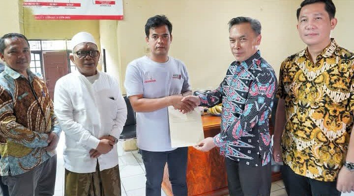 Penyerahan Sertipikat PTSL di Desa Sambilawang, Kecamatan Waringin Kurung