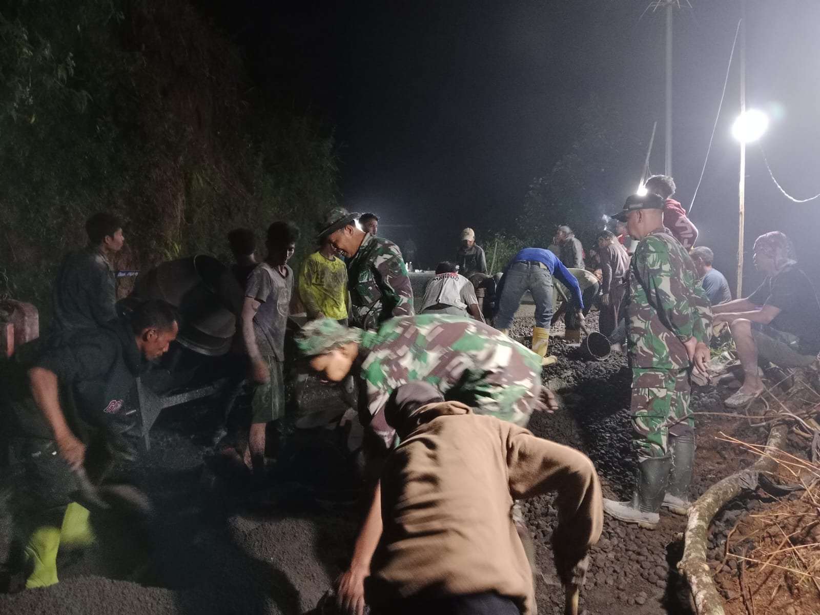 TMMD Sengkuyung Tahap I di Sapuran, Satgas TNI Lembur Malam Bangun Jalan