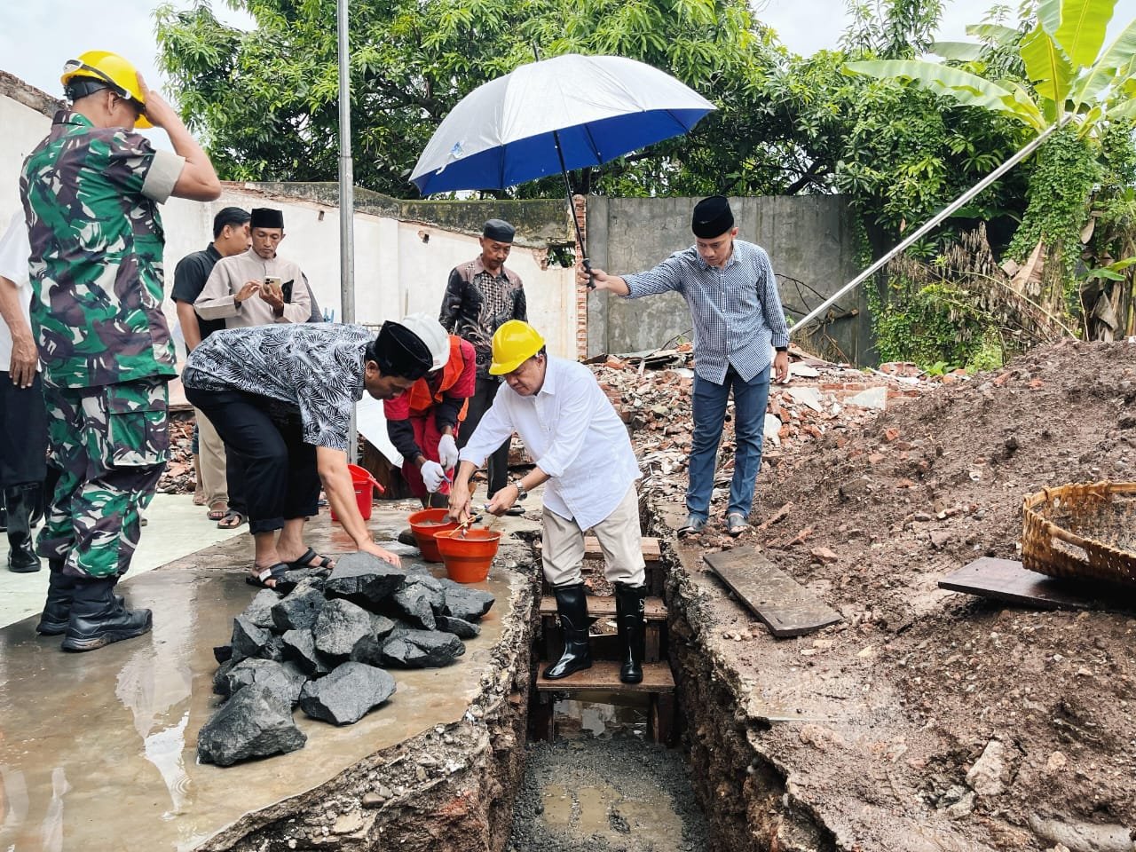 Bupati Banyumas Sadewo Lakukan Peletakan Batu Pertama Gedung Majelis Tahfidzul Qur'an Baitussalam