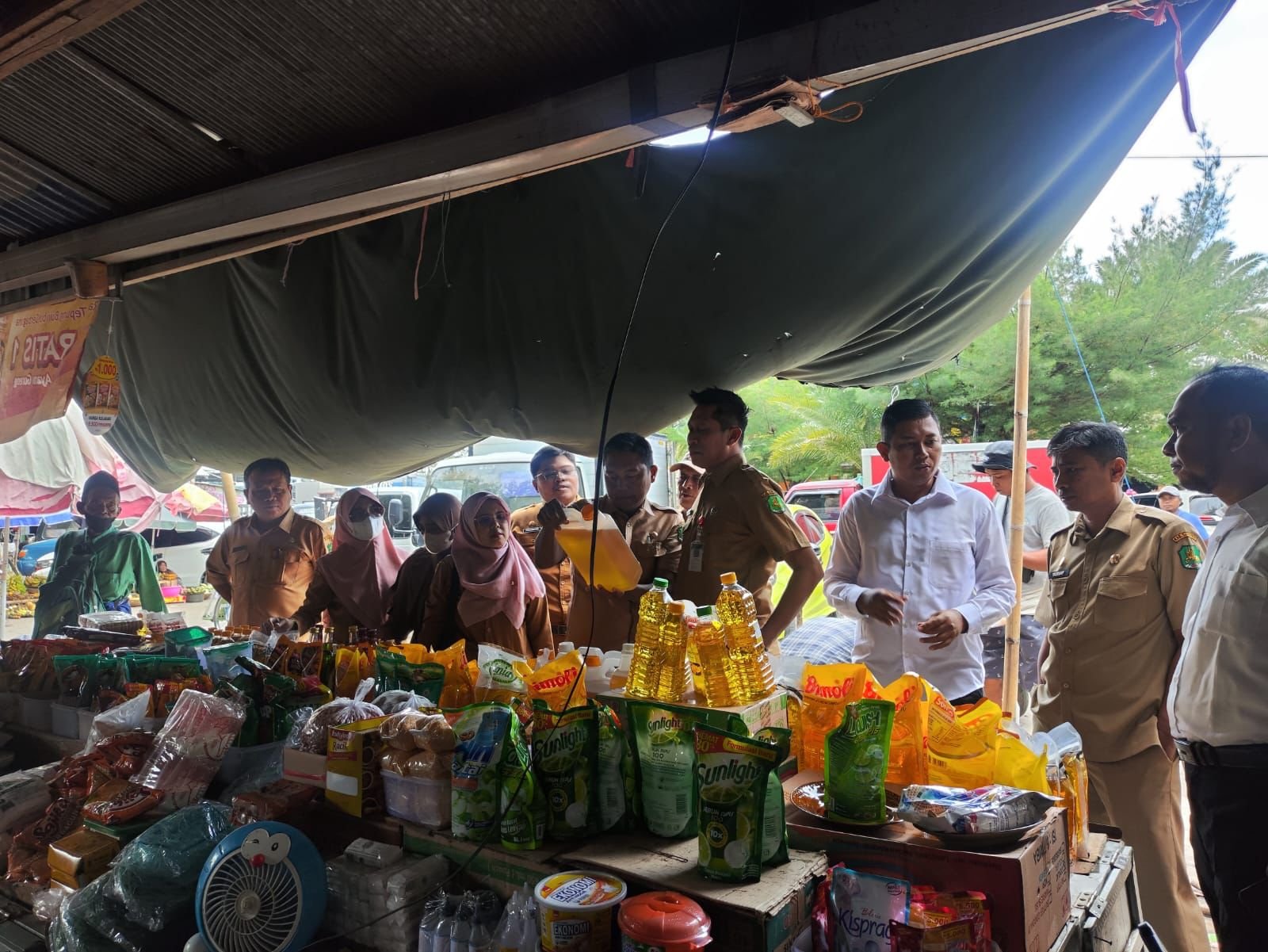 Pengecekan peredaran Minyak Kita di Pasar Anom Sumenep, Tim Satgas Pangan tidak Menemukan Indikasi P