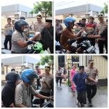 Ramadan Penuh Berkah : Bersama Komunitas Difabel, Polres Sumenep Bagi-bagi Takjil Kepada Pengendara