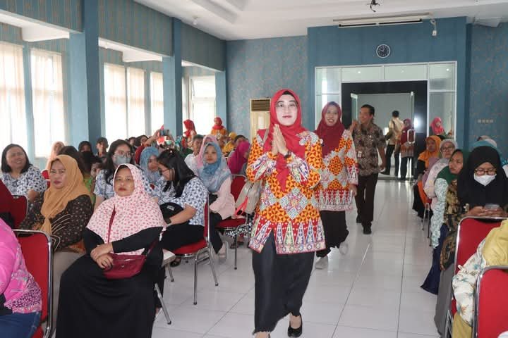 Peduli Guru PAUD, nggit Soraya dan Pemkot Pekalongan Bagikan THR dengan Cinta
