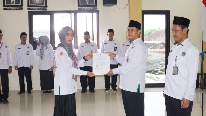 Kankemenag  Serahkan 15 SK Kenaikan Pangkat Dan SK Mutasi 10 ASN