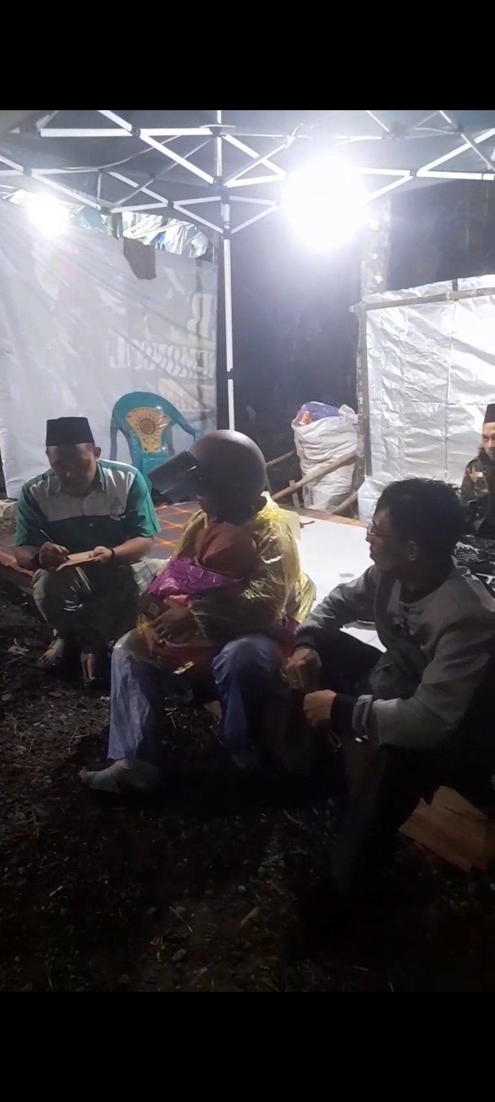 TOTALITAS TANPA BATAS TIM POSKO MUDIK BANSER KARANGMONCOL ANTAR PEMUDIK SAMPAI RUMAH