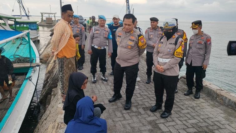 Kapolres Sumenep Tinjau Arus Mudik di Pelabuhan Cangkarman Pastikan Keamanan dan Kenyamanan Pemudik