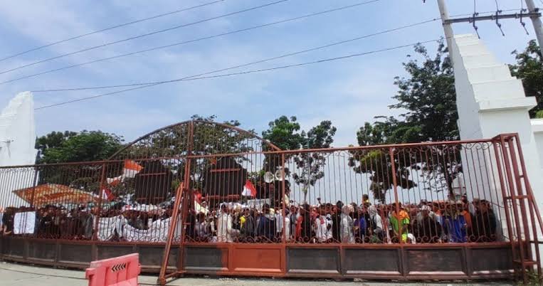 Ribuan Warga Desa Kaliwlingi Geruduk Kantor Bupati Brebes, Desak Kades Mundur dan Usut Dugaan Korupsi