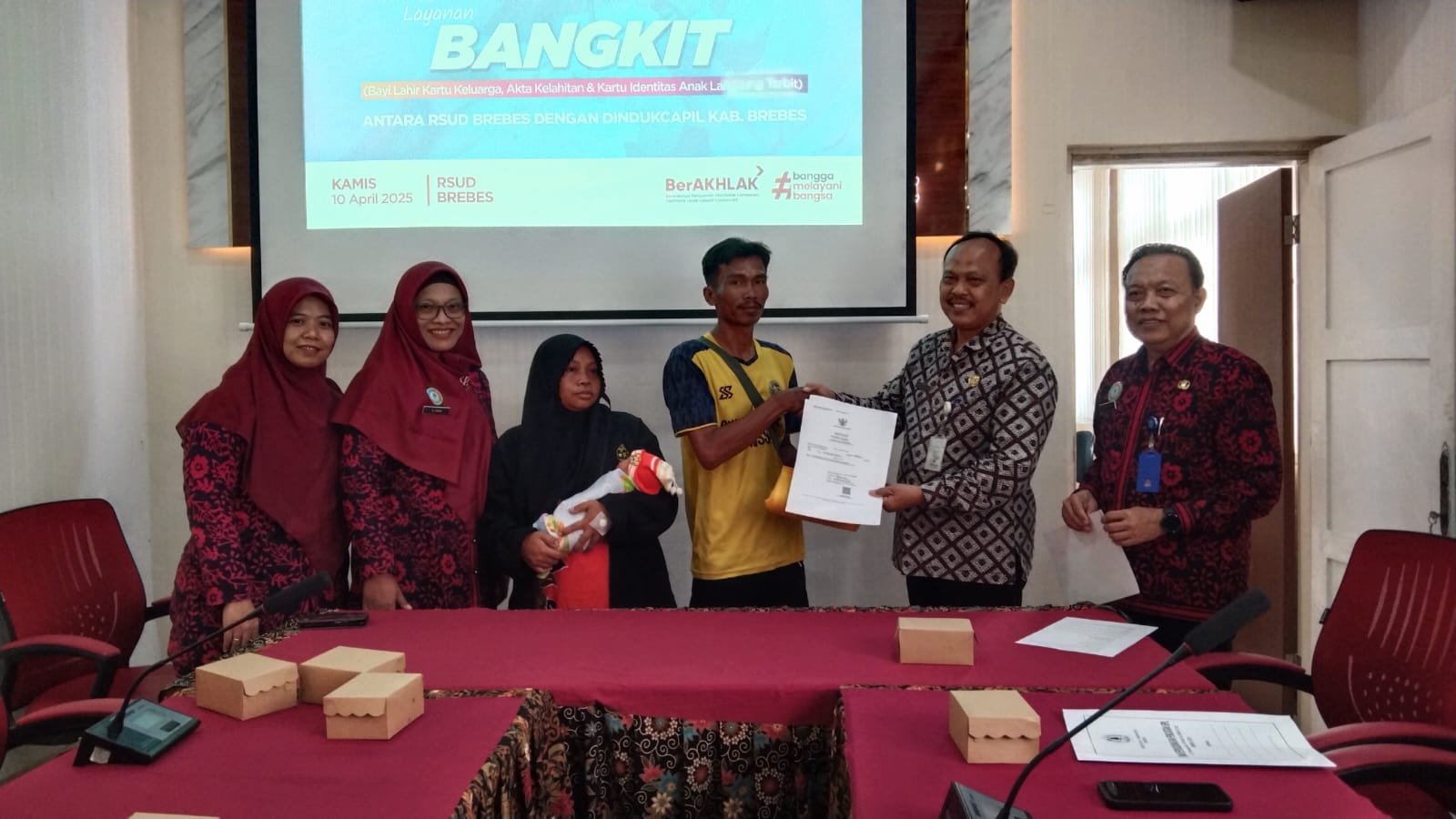 Kini Bayi Lahir di RSUD Brebes Langsung Dapat KK, Akta, dan KIA Lewat Program “Bangkit”