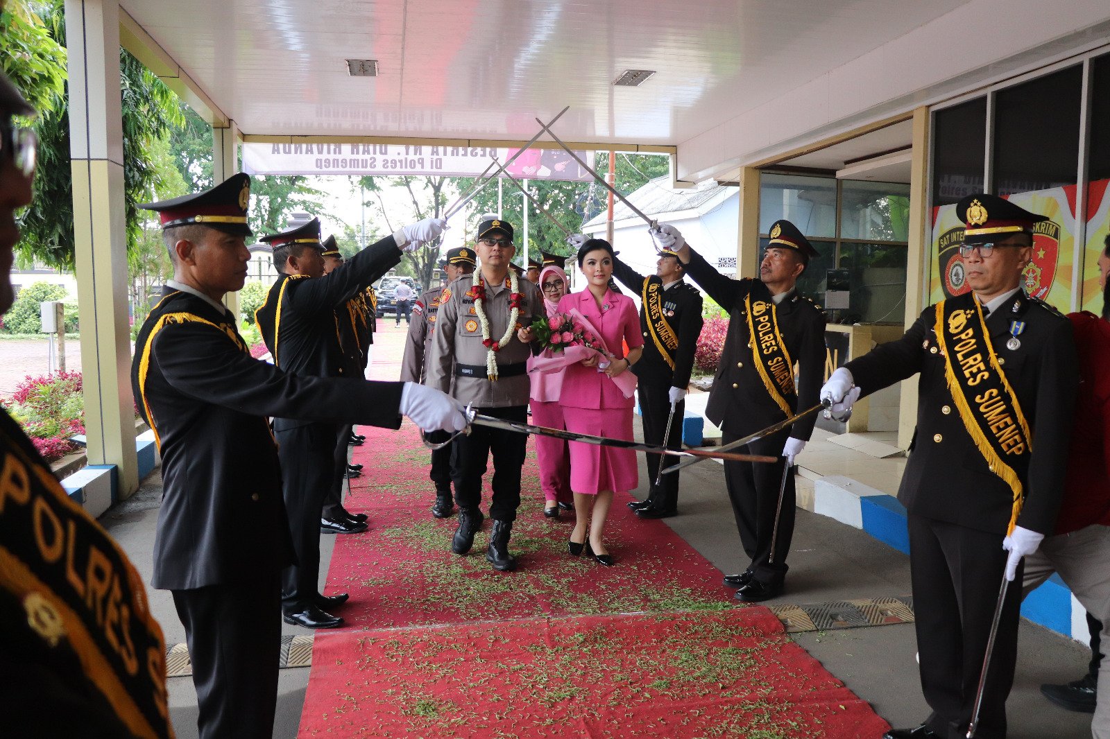 Pedang Pora dan Tari Muang Sangkal Sambut Kedatangan Kapolres Sumenep yang Baru