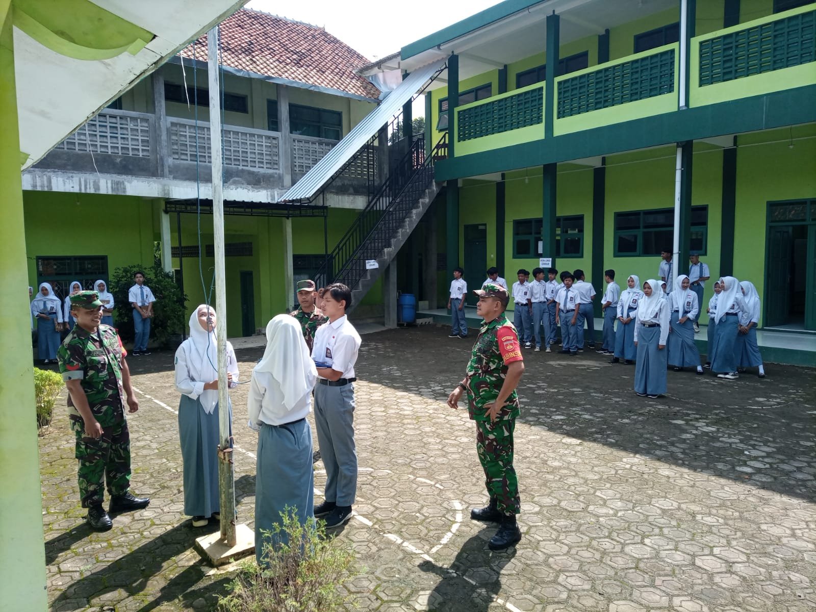 Anggota TNI Berikan Latihan Tata Upacara Bendera di SMA Wahid Hasyim