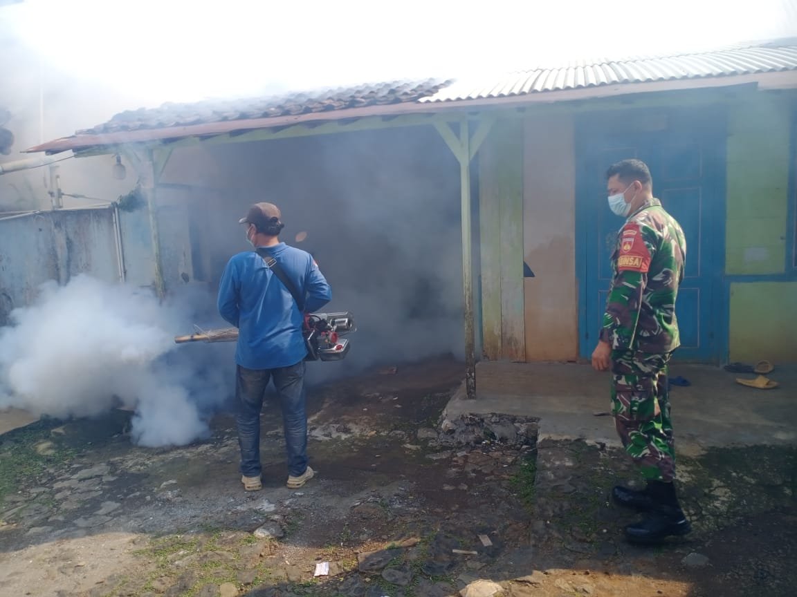 Anggota Kodim Batang Dampingi Petugas Laksanakan Penyemprotan Foging Cegah Penyebaran Nyamuk