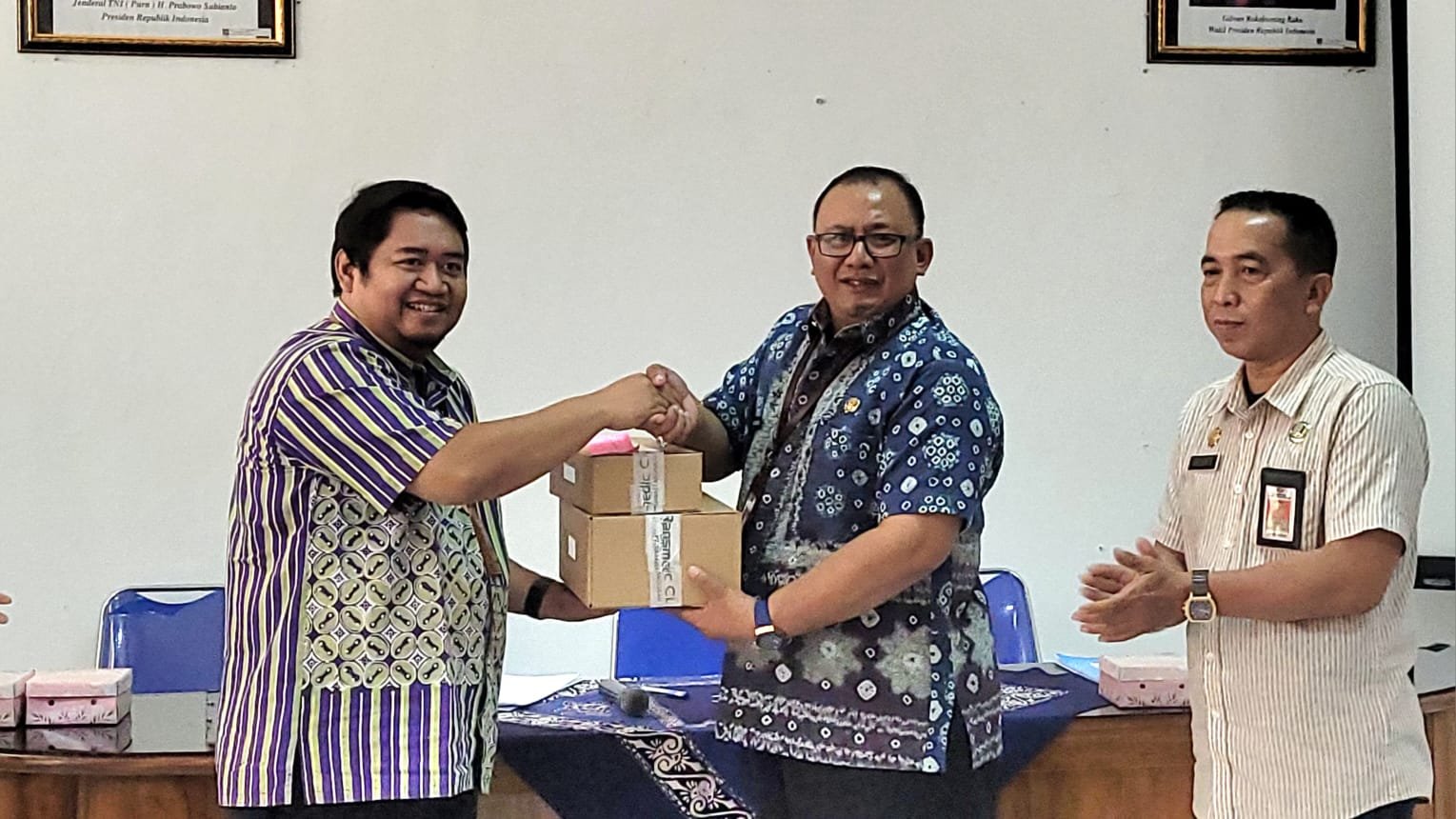 Sekda Banyumas Serahkan Bantuan Pendukung Pelayanan KB Kepada Faskes