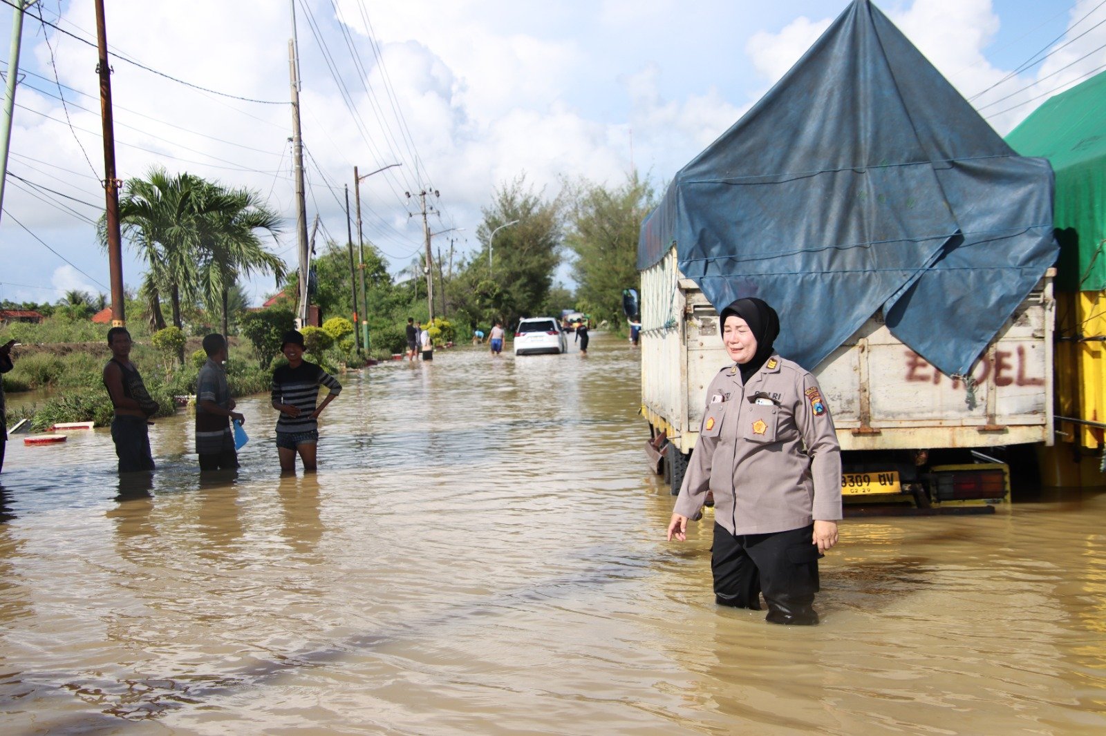 Hujan Deras Sebabkan Banjir di Jalan Raya Sumenep  Pamekasan Polres Sumenep Lakukan Pengalihan Arus 