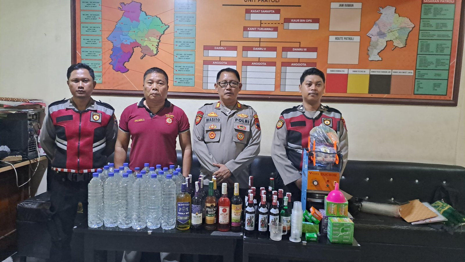 Gencar Berantas Miras dan 'Es Moni', Polres Demak Amankan Puluhan Botol  Miras  Polres Demak Gencar 