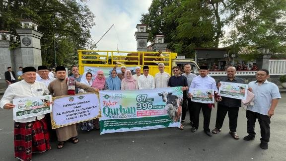 Bupati Banyumas Bersama Ribuan Warga Sholat Idul Adha di Alun Alun Purwokerto