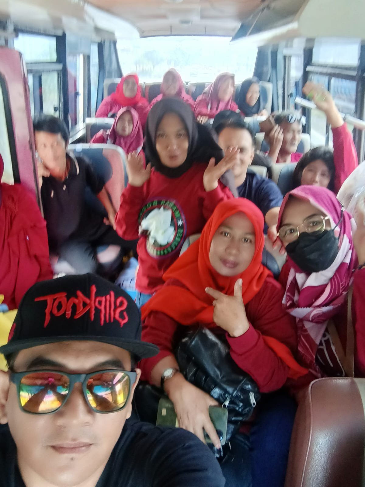 Komunitas Mawar Bodas Bertamasya Menjalin Sedulur Selawase  Kopdar di Pantai Jetis