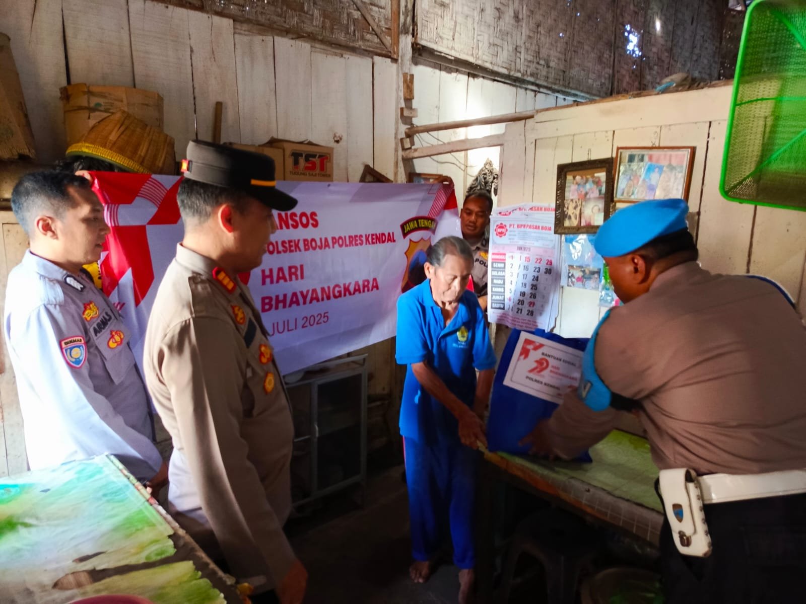 Polsek Boja Salurkan Bantuan Sosial dalam Rangka Hari Bhayangkara ke-79