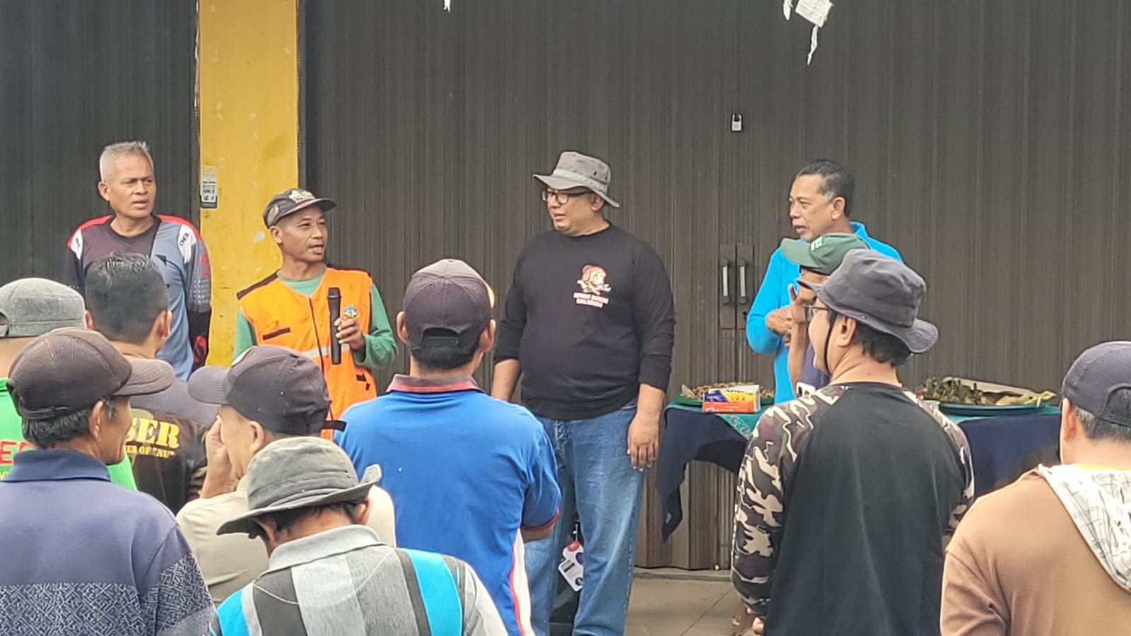 Sekda Bersama Warga Gotong Royong Tebang Pohon Yang Mengganggu Akses Jalan