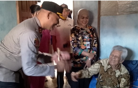 Bentuk Penghormatan, Rumah Sederhana Veteran Brimob AKP (Purn) Soepardi Dibedah Polres Kendal