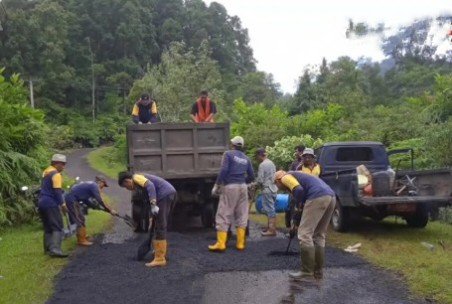 DPUPR UPTD PJJ Lebak Tangani Kerusakan Jalan Cipanas–Ciparay Dengan Metode Tambal Sulam Hotmix