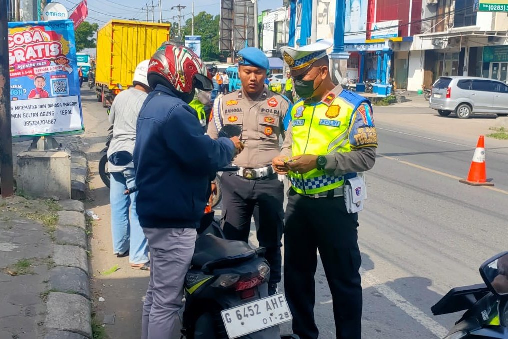 SI PROPAM POLRES TEGAL KOTA PERKETAT PENGAWASAN OPERASI PATUH CANDI 2025: JAMIN PROFESIONALISME DAN CEGAH PELANGGARAN ANGGOTA DI LAPANGAN