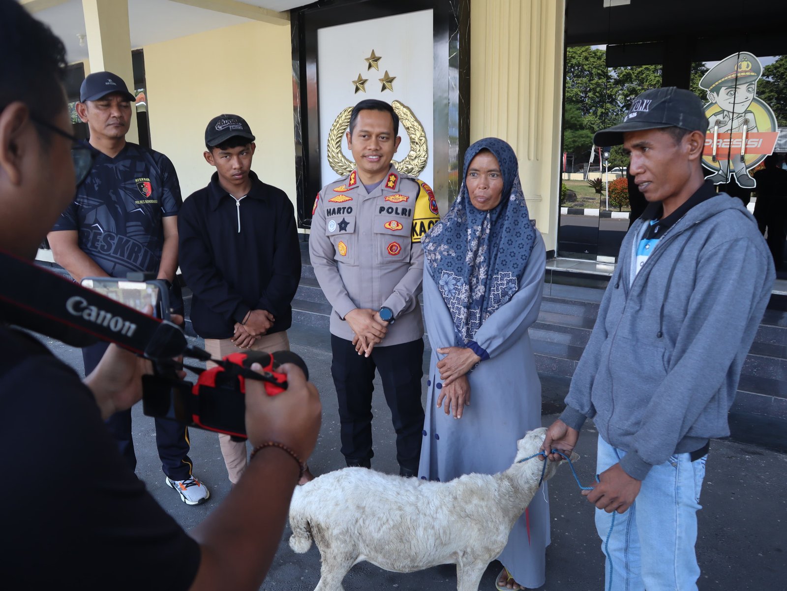 Polres Bondowoso Amankan Tersangka Curwan, Barang Bukti Kambing Diserahkan Kembali ke Pemilik