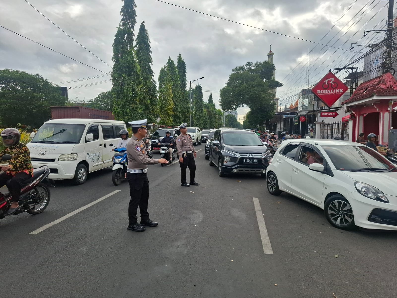 Lakukan Pengawalan Polres Jember Perlancar Jalur Pendistribusian BBM, Masyarakat Dihimbau Tidak Pani