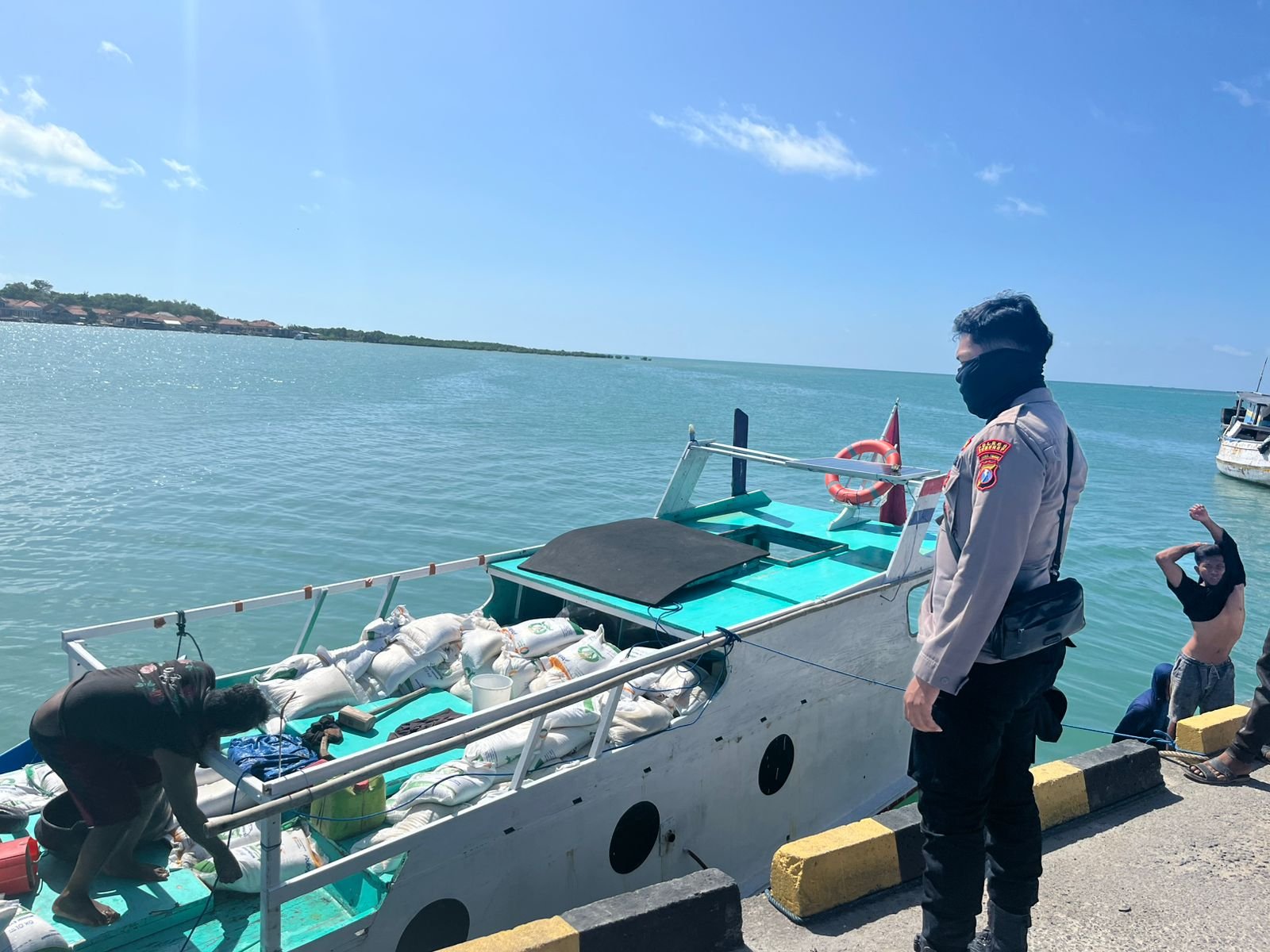 Kapal Pengangkut Beras Bulog Kandas di Perairan Pulau Raas, Seluruh ABK Selamat
