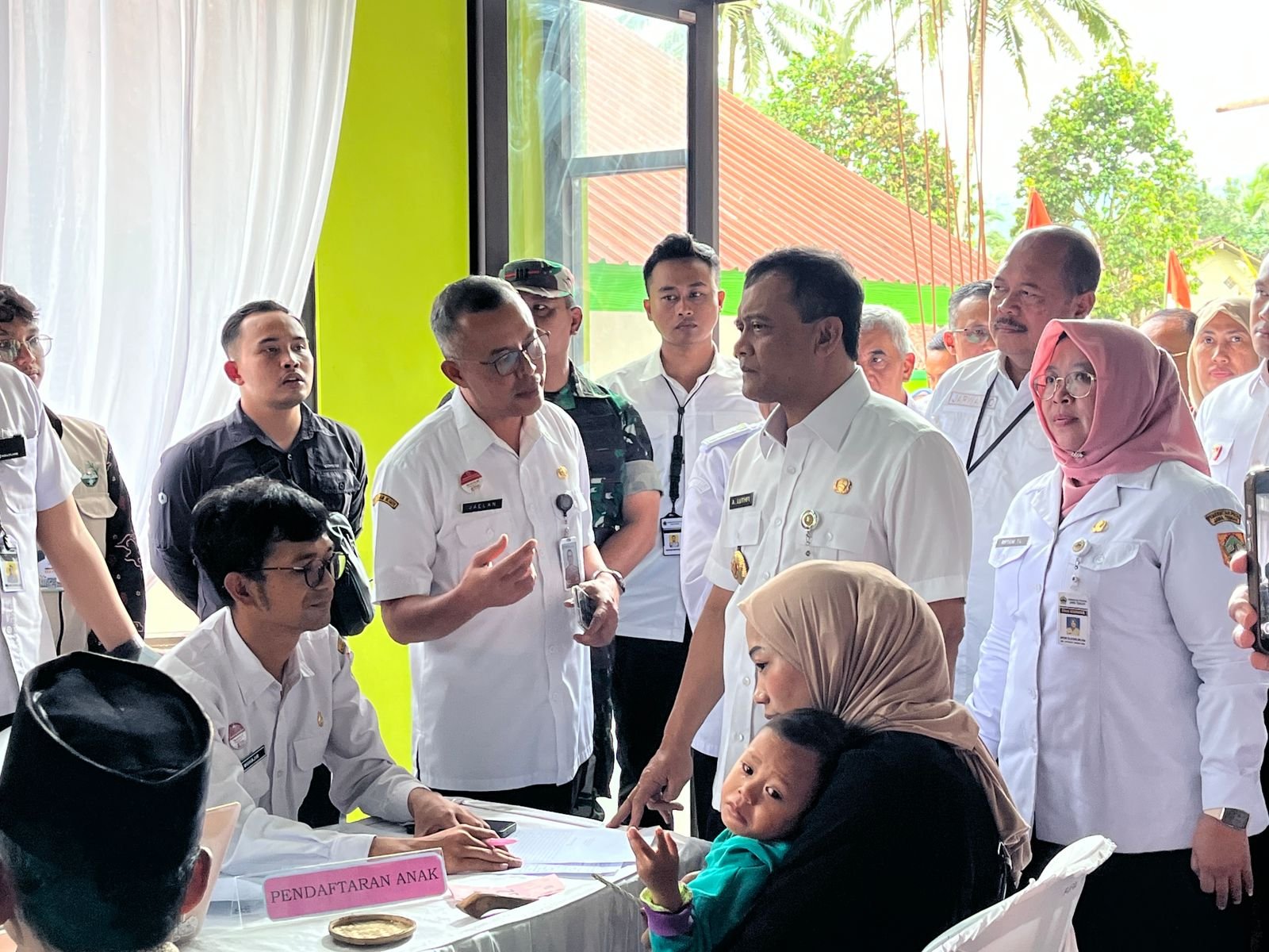 Program Dokter Spesialis Keliling Sambangi Wonosobo: Layanan Kesehatan Gratis dan Bantuan Pangan Disalurkan Langsung ke Warga Desa