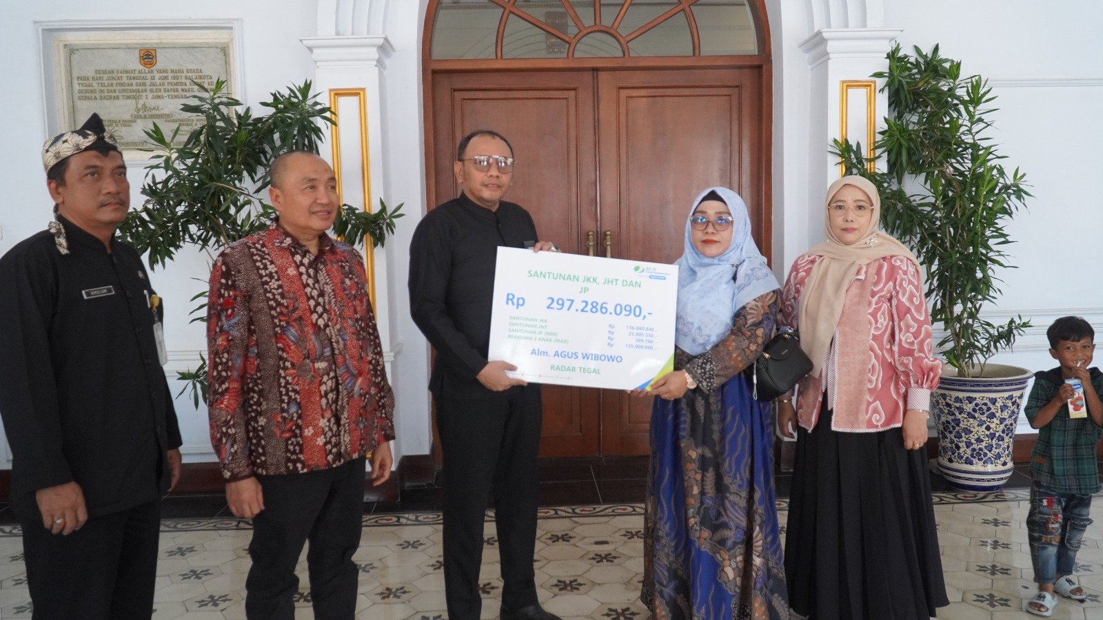 Negara Hadir: Wali Kota Tegal Serahkan Santunan Kematian dari BPJS Ketenagakerjaan Senilai Rp530 Juta kepada Ahli Waris Wartawan dan Nelayan