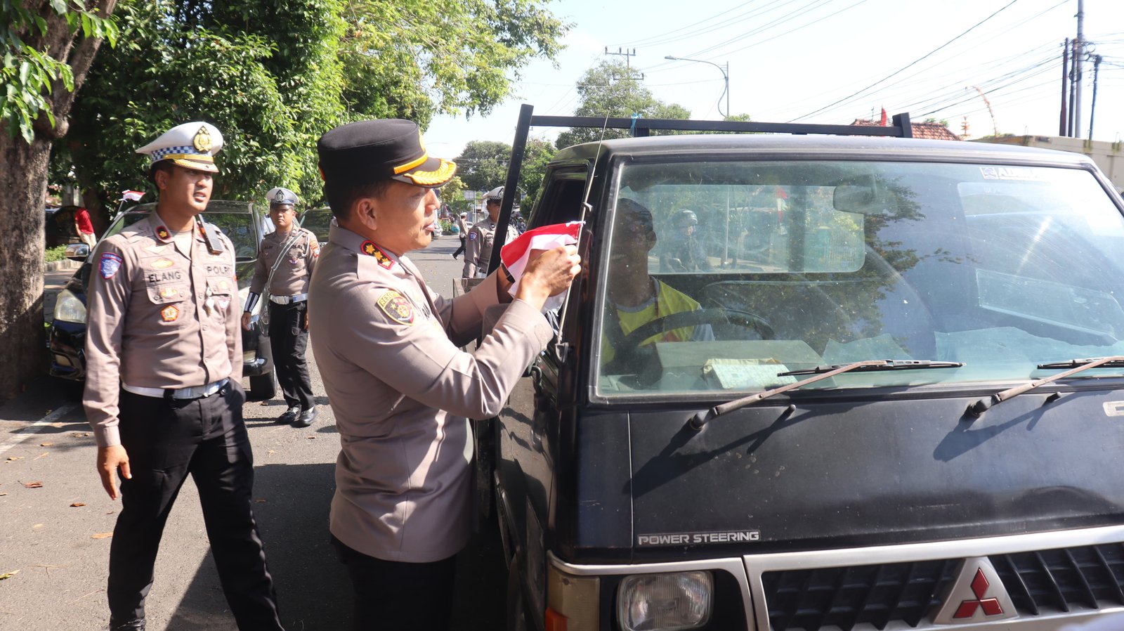 Polresta Banyuwangi Berbagi Bendera Merah Putih Sambut HUT Kemerdekaan RI ke - 80