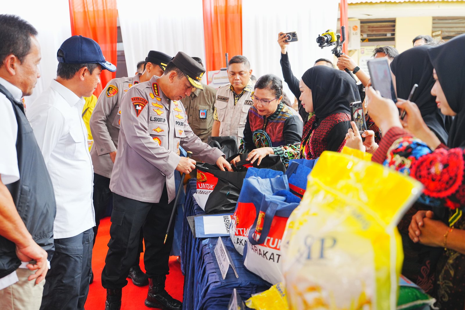 Kapolri Tinjau GPM di Kalbar, 310,25 ton beras SPHP telah Polri distribusikan
